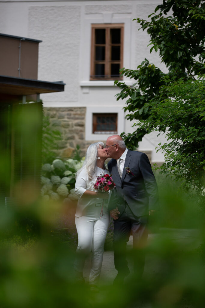 Brautpaar auf dem Weg zur Trauung, Fotografin NÖ, Refugium Hochstrass,