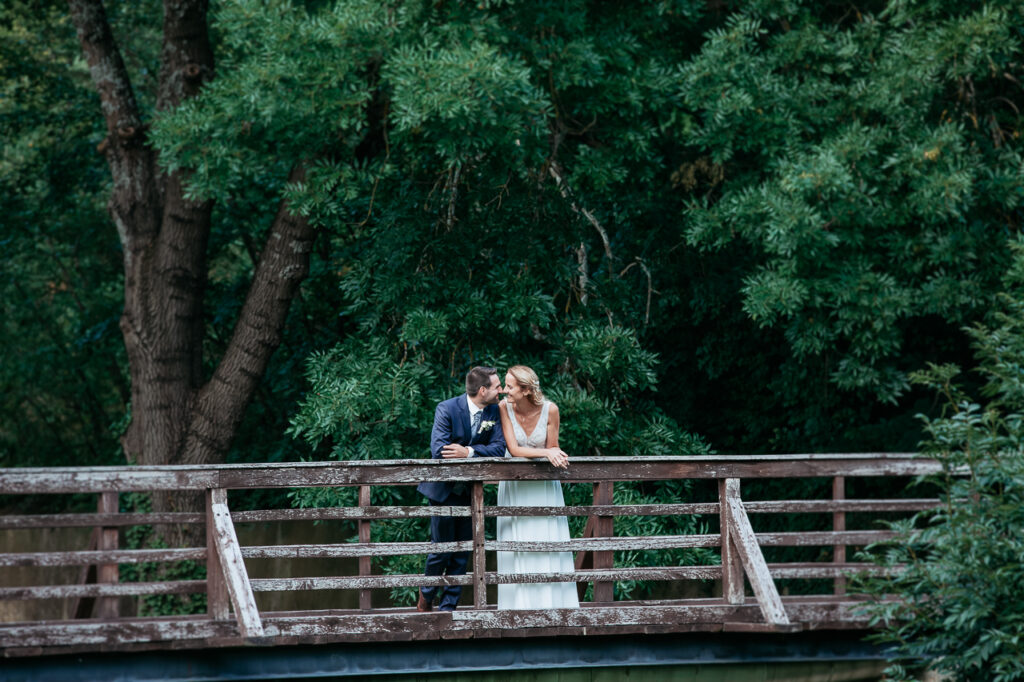 Brautpaar Brücke, Kuss, Hochzeit Schloss Guntersdorf