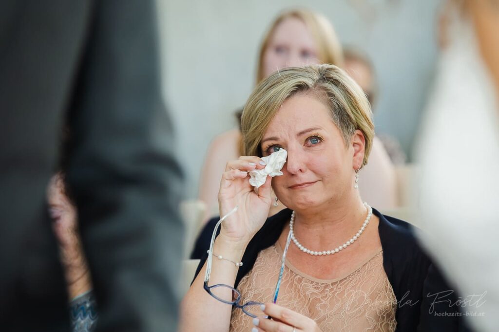 Freu, Tränen, Taschentuch, Hochzeitsfotografin St. Pölten