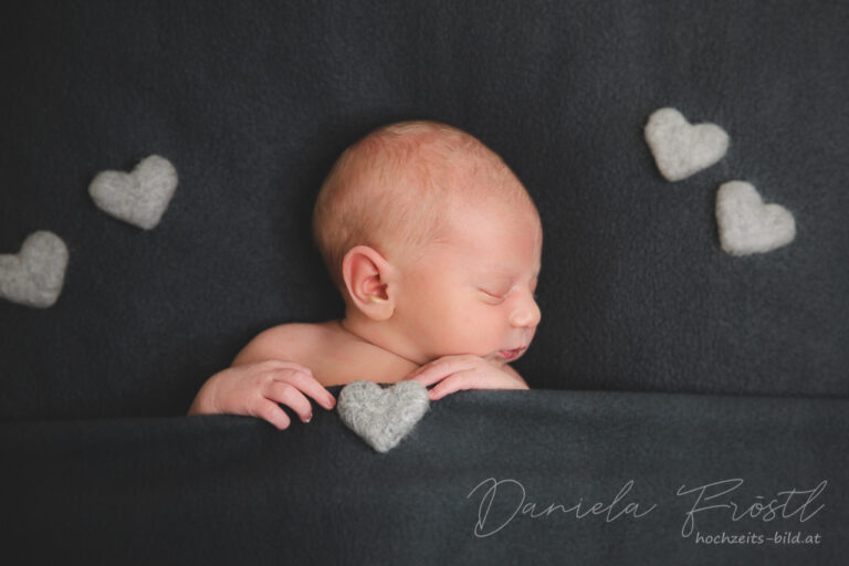Baby mit Stoffherzen, Newbornshooting in Niederösterreich
