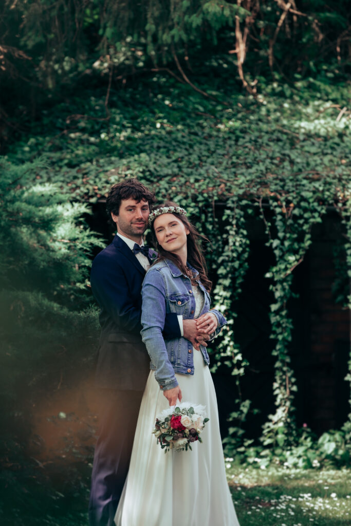 Heiraten mit Jeansjacke, Brautpaar beim Shooting