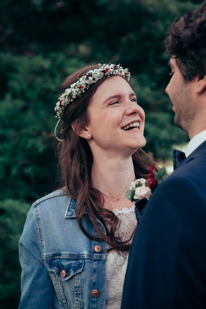 Heiraten mit Jeansjacke, Brautpaar beim Shooting