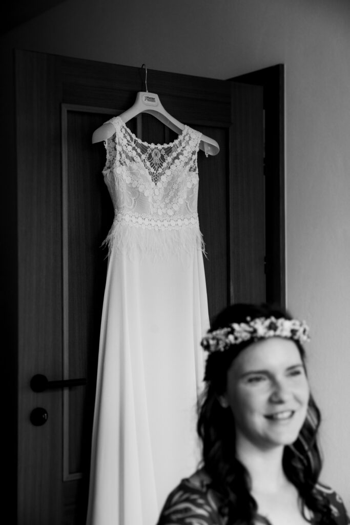 Braut mit Brautkleid, schwarz weiß