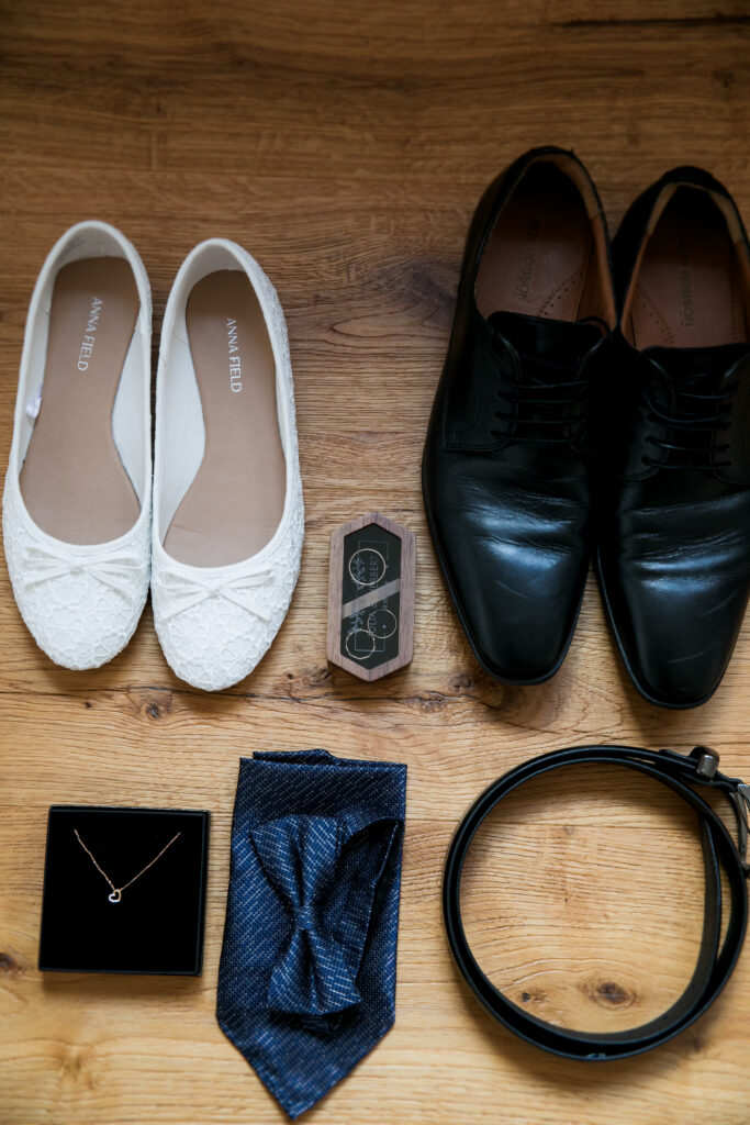 Brautschuhe, Eheringe, Schmuck