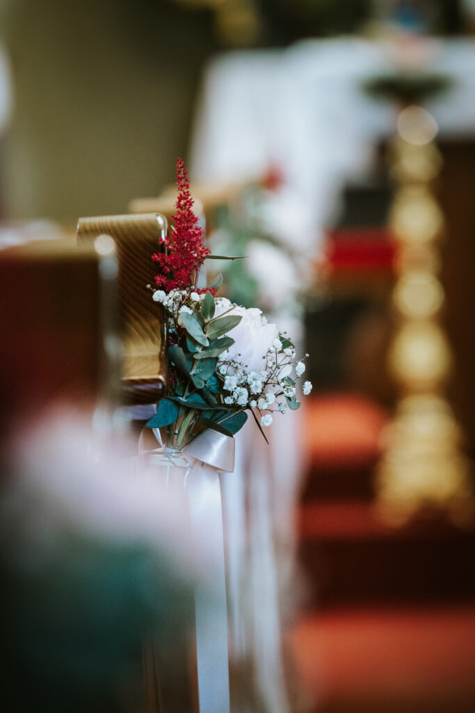 Hochzeitsfotografin Niederösterreich, Blumen in der Kirche