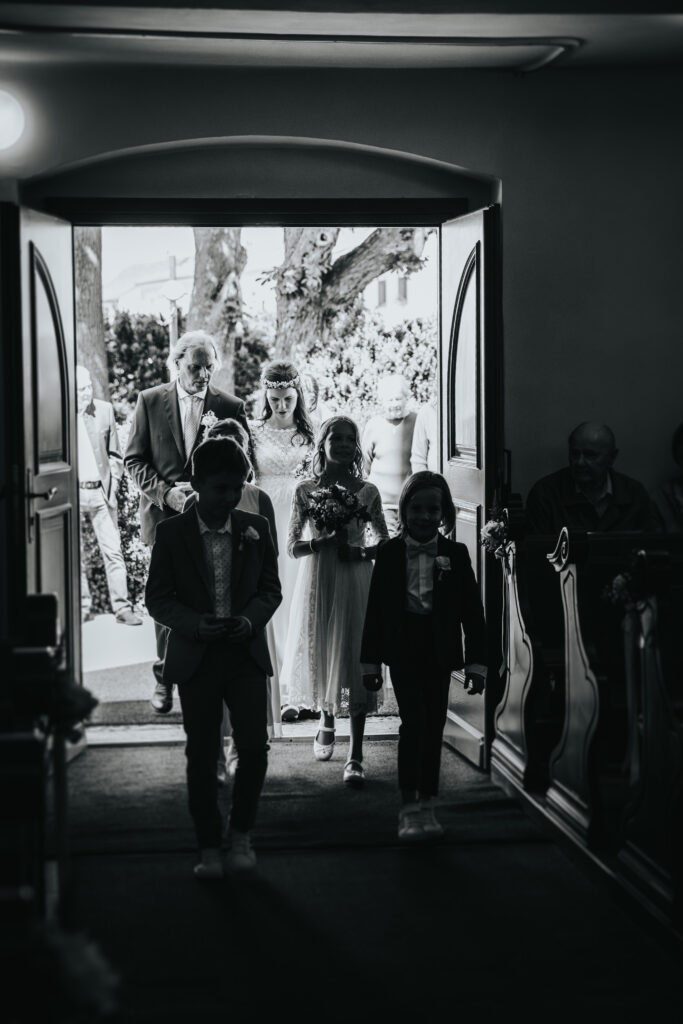 Hochzeitsfotografin Niederösterreich, Einzug Braut mit Brautvater zum Altar