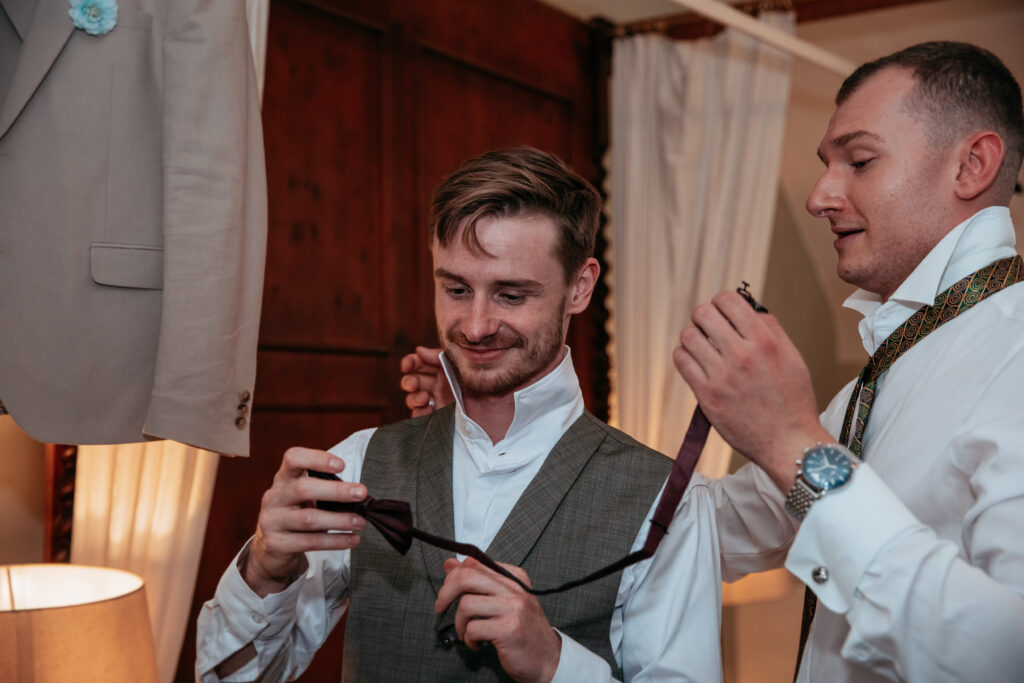 Bräutigam kurz vor der Hochzeit im Schloss Ernegg