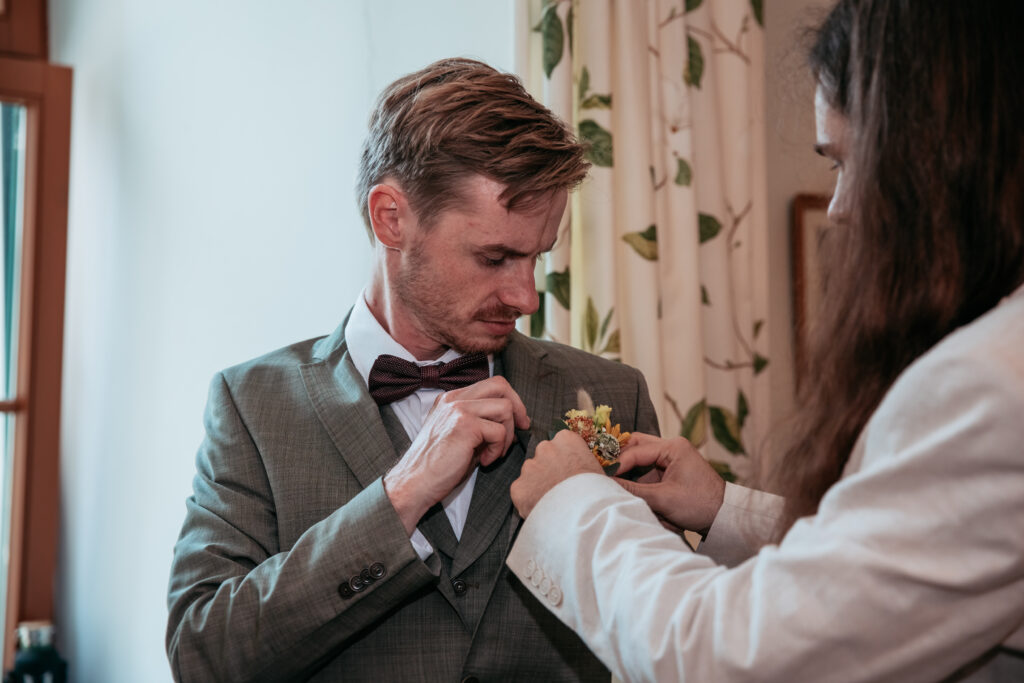 Bräutigam kurz vor der Hochzeit im Schloss Ernegg