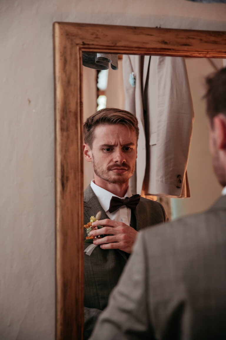 Bräutigam kurz vor der Hochzeit im Schloss Ernegg