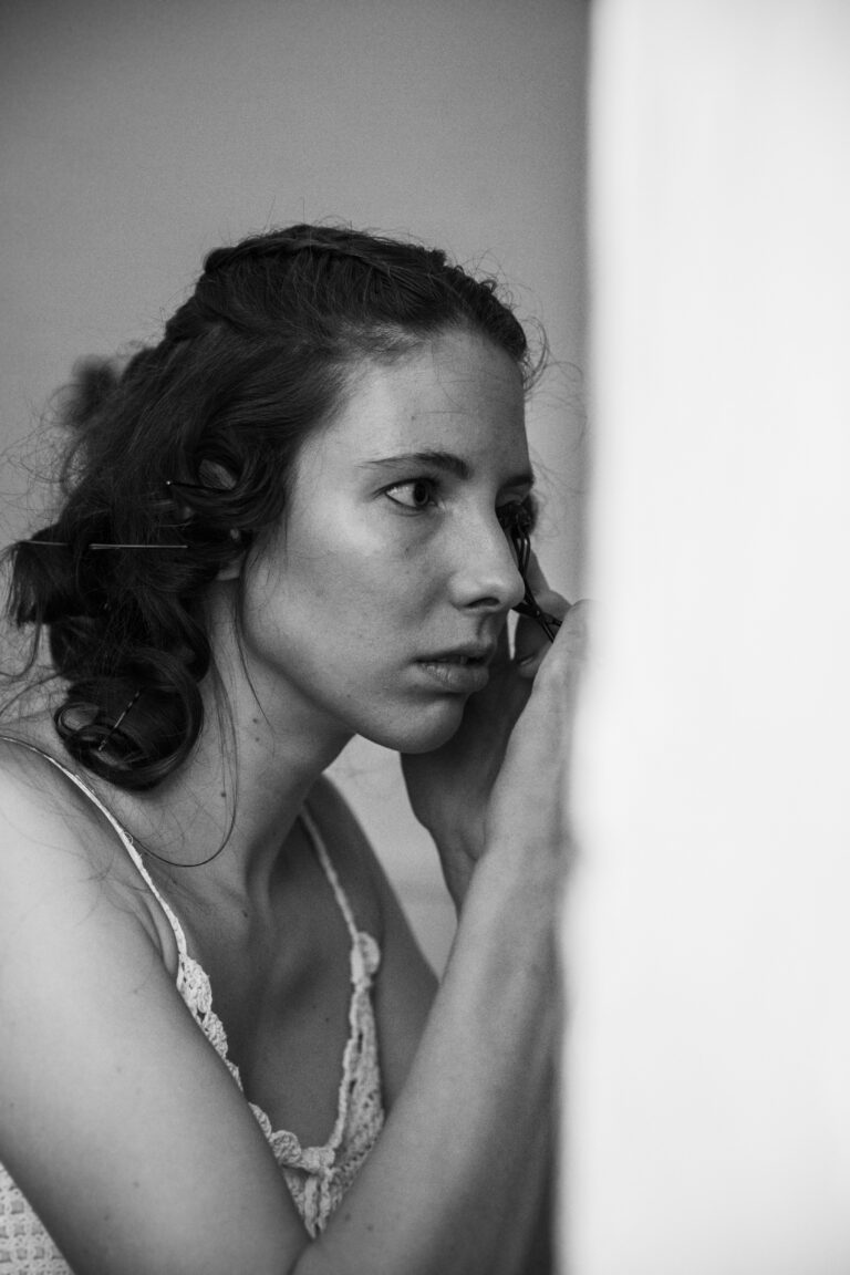 Braut beim Getting ready im Schloss Ernegg