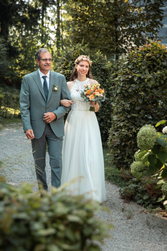 Hochzeit Niederösterreich Angebot, Brautvater bringt Braut zum Altar