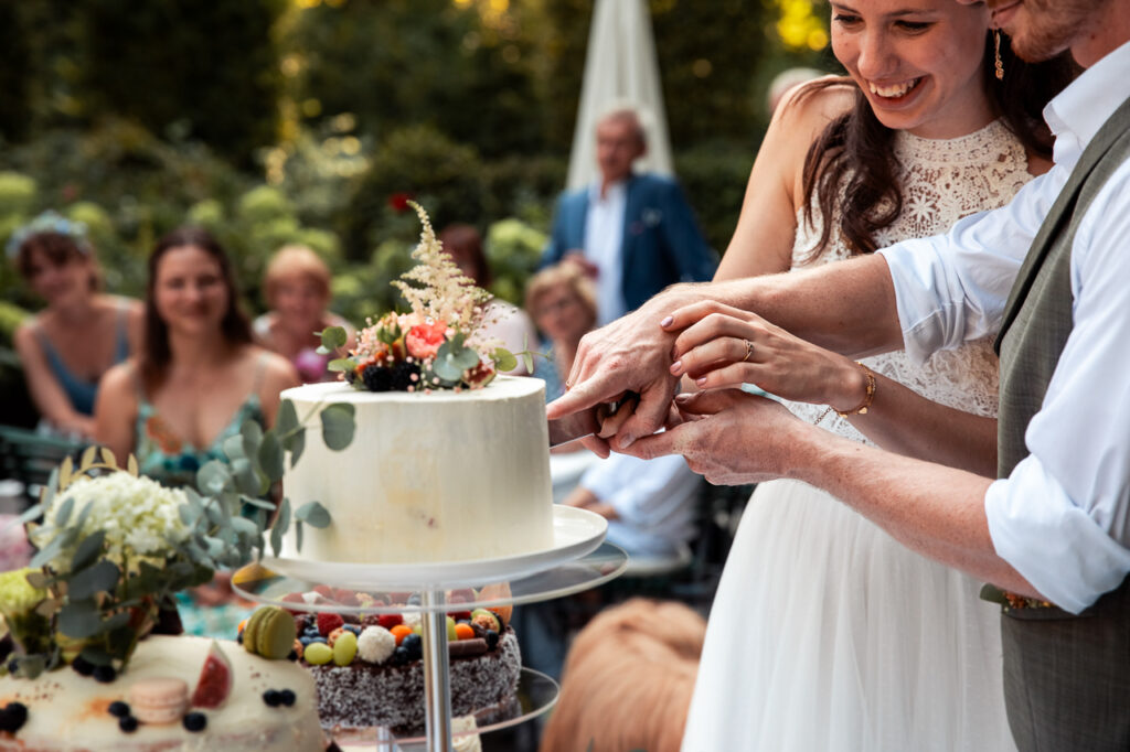 Tortenanschnitt, Hochzeit Schloss Ernegg, Fotografin Schloss Ernegg