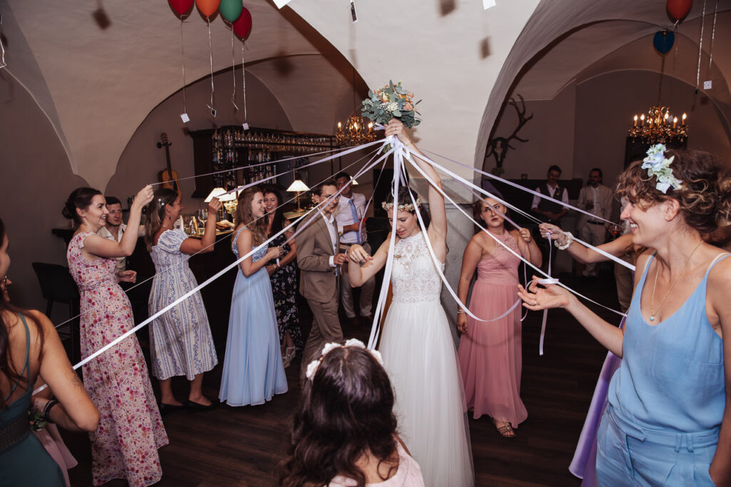 Heiraten im Schloss Ernegg Hochzeitsfotografin Schloss Ernegg Brautstrauß abtanzen