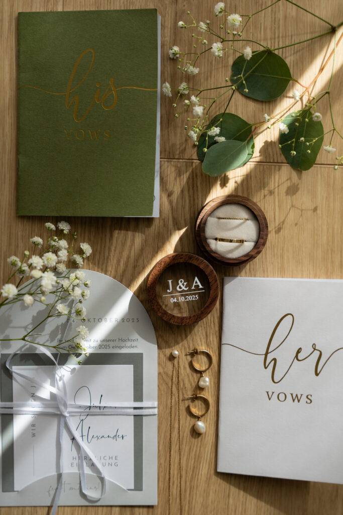 Hochzeitsringe, Brautschmuck und Papeterie in natürlichem Licht fotografiert – authentische Hochzeitsfotografie Niederösterreich
