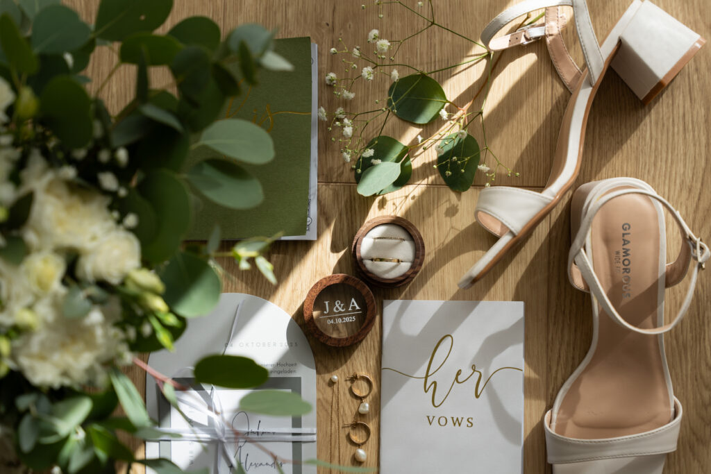 Stimmungsvolle Hochzeitsdetails mit Vows-Heft, Eheringen und Brautschmuck – Hochzeitsfotograf Niederösterreich