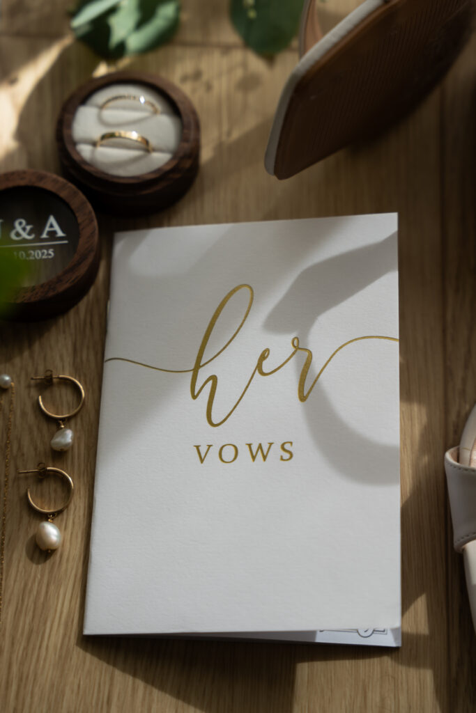 Detailaufnahme eines handgeschriebenen Ehegelübdes mit emotionale Hochzeitsfotografie in Niederösterreich
