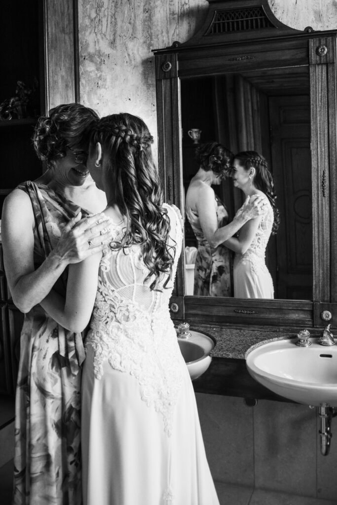Hochzeit Schlosshotel Obermayerhofen, Fotografin Hochzeit Obermayerhofen, Braut mit Brautmutter