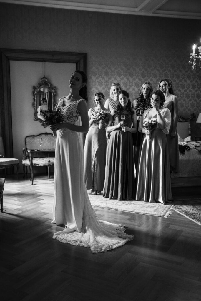 Hochzeit Schlosshotel Obermayerhofen, Fotografin Hochzeit Obermayerhofen, First Look mit Brautjungfern