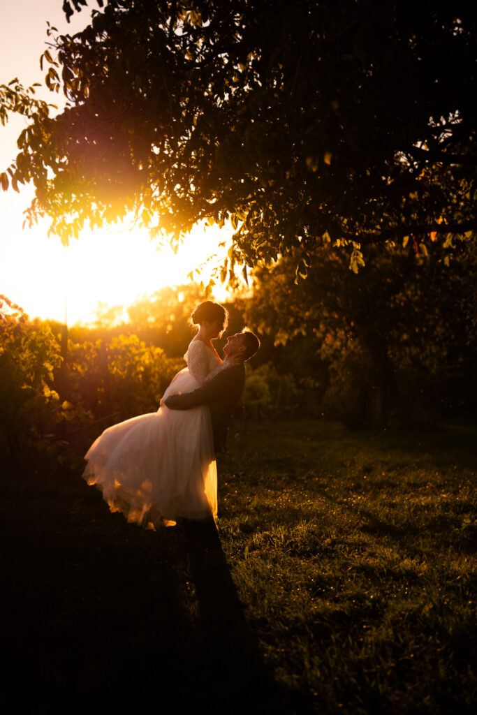 Paarshooting im Sonnenuntergang, Hochzeit in Niederösterreich, Hochzeitsfotografin Nö