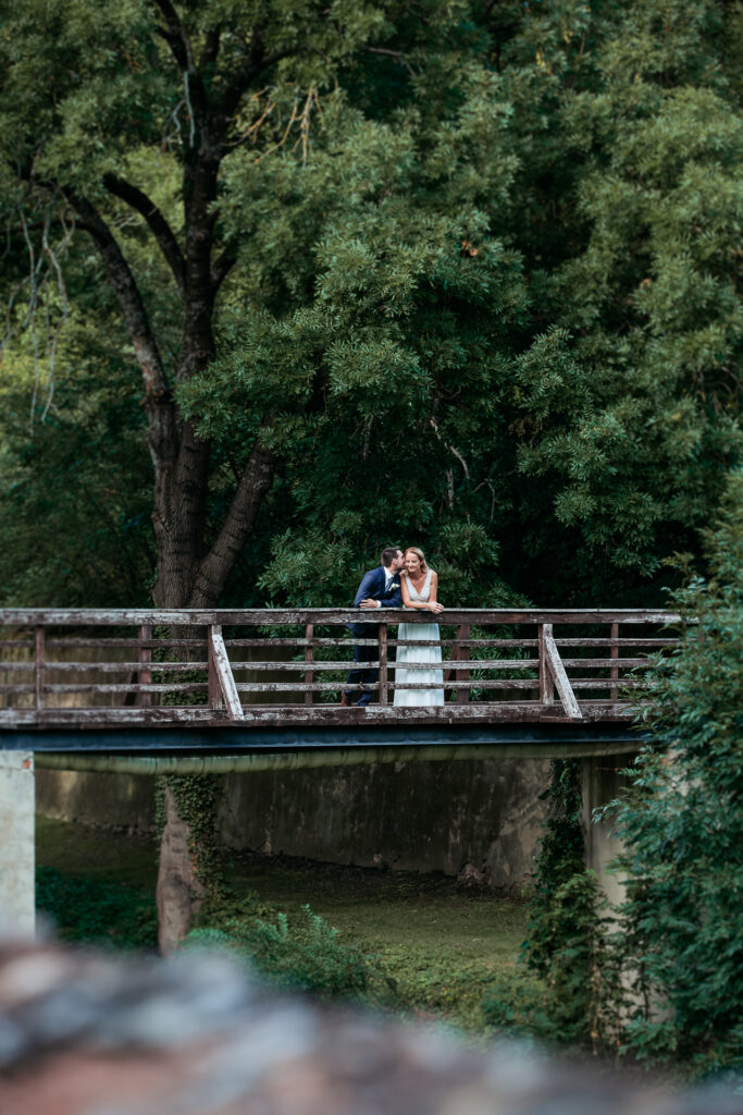 Fotografin Hochzeit Schloss Guntersdorf, Brautpaar am Steg